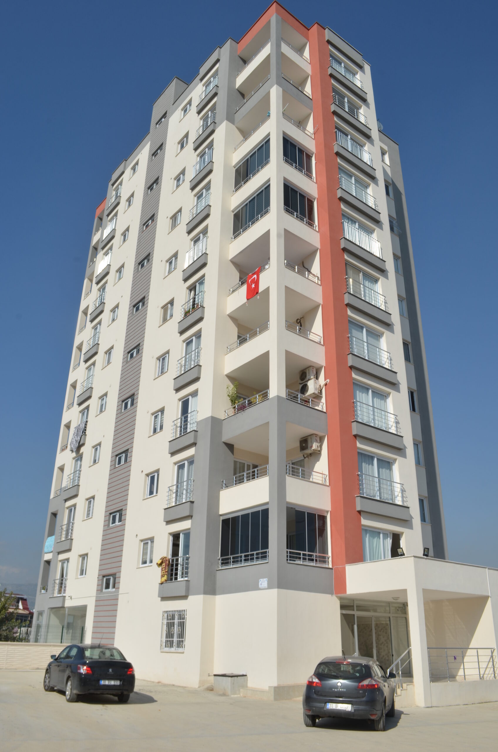 APAKLAR TOROSLAR: Şehrin Zirvesinde, Havuzlu ve Geniş Bir Yaşam